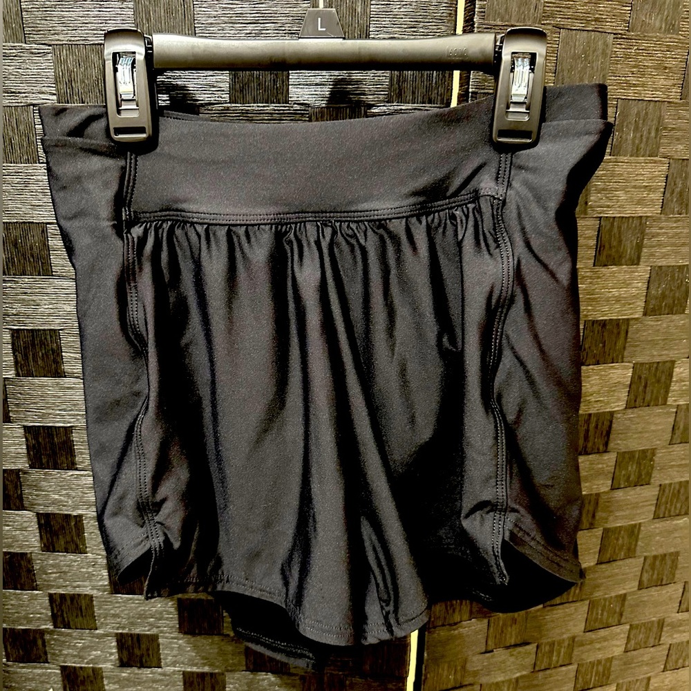 Land’s End black swim shorts with pockets